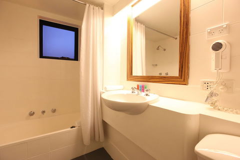 Cambridge Hotel Sydney - QLD Tourism 2