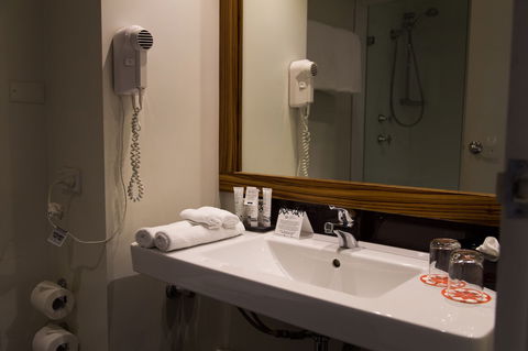 Cambridge Hotel Sydney - QLD Tourism 3