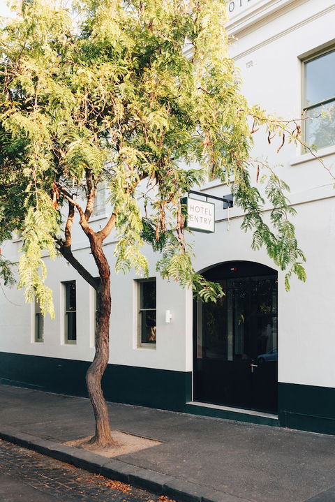 Naughtons Hotel - QLD Tourism 0