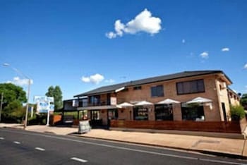 Golden West Motor Inn - Queensland Tourism 1