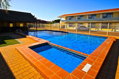 Bunbury Apartment Motel - Queensland Tourism 4