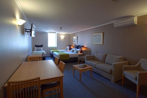 Quest Waterfront Serviced Apartments - QLD Tourism 3