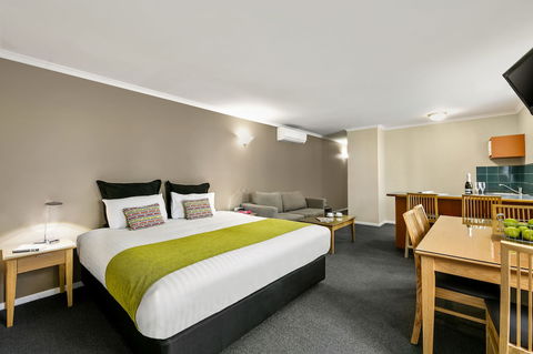 Quest Waterfront Serviced Apartments - QLD Tourism 5