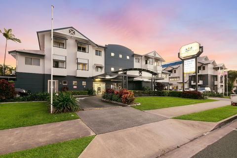 Cairns Queens Court - QLD Tourism 2