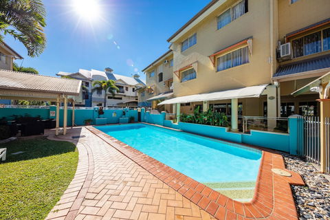 Cairns Queens Court - QLD Tourism 4