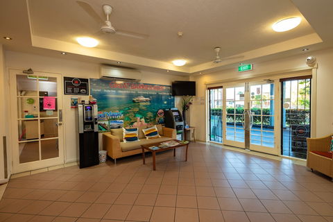 Cairns Queens Court - QLD Tourism 0