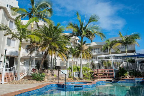 Golden Shores Holiday Club - QLD Tourism 2