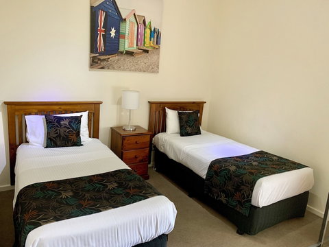 Ensenada Motor Inn And Suites - QLD Tourism 2