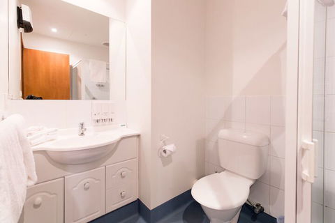 Bay Hotel Apartments - Queensland Tourism 7