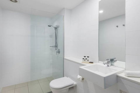 Oaks Nelson Bay Lure Suites - QLD Tourism 5