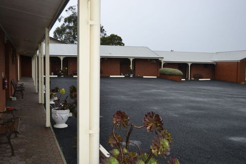 Whalers Rest Motor Inn - QLD Tourism 0