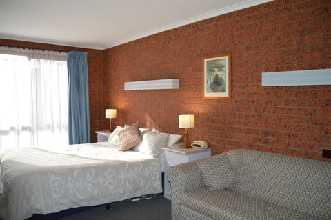 Whalers Rest Motor Inn - QLD Tourism 4