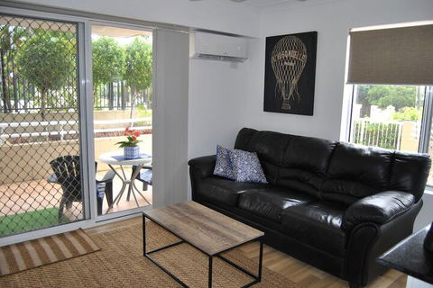 Budds Beach Apartments - QLD Tourism 4