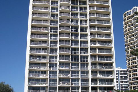 Golden Sands Apartments - Queensland Tourism 1