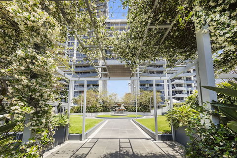 Meriton Suites Broadbeach, Gold Coast - QLD Tourism 3