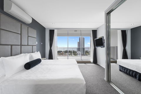 Meriton Suites Broadbeach, Gold Coast - QLD Tourism 6