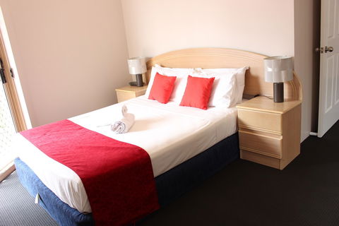 Surfers Riverside Apartments - Queensland Tourism 3
