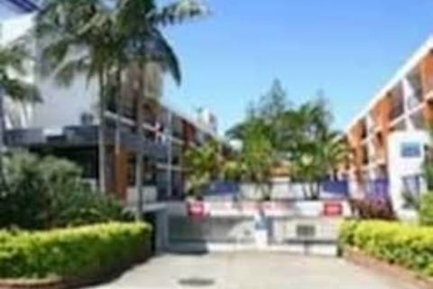Club Surfers - Queensland Tourism 1