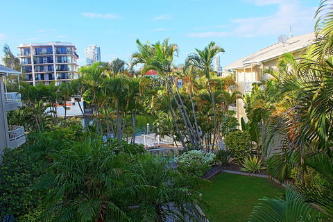 Surfers Del Rey - Queensland Tourism 2