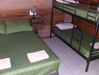 Territory Manor Motel & Caravan Park - QLD Tourism 3