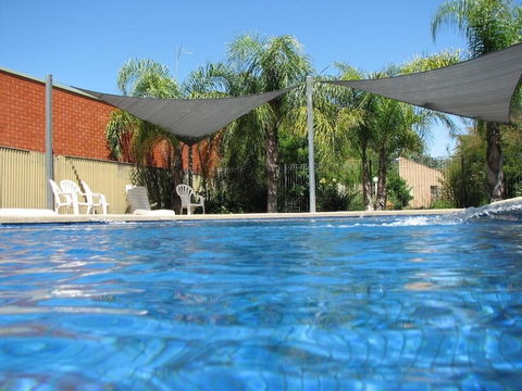 Executive Hideaway Motel - QLD Tourism 1
