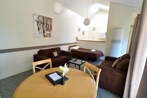 Executive Hideaway Motel - QLD Tourism 6