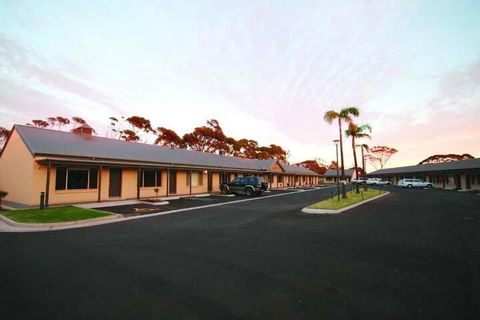 Sundowner Motel Hotel - Queensland Tourism 3