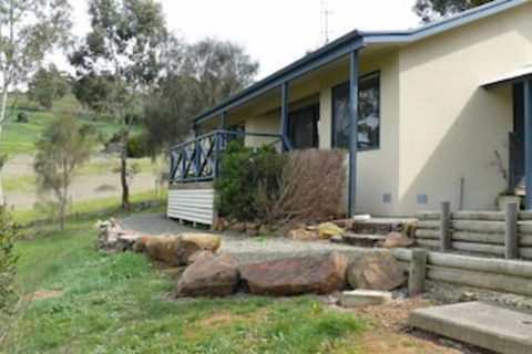 Riesling Country Cottages - QLD Tourism 4