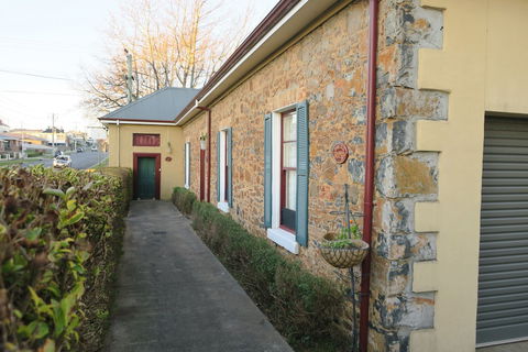 Blakes Manor Self Contained Heritage Accommodation - QLD Tourism 0