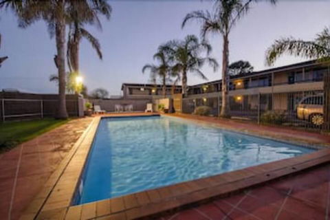 Red Carpet Motel - Queensland Tourism 2