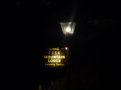Mountain Lodge - QLD Tourism 1