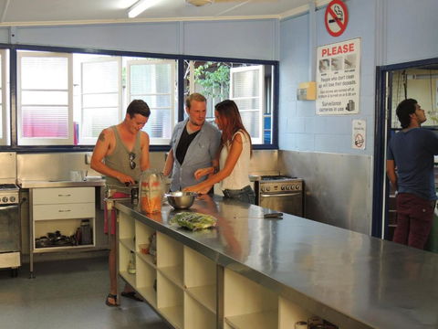 Reef Lodge Backpackers - QLD Tourism 2