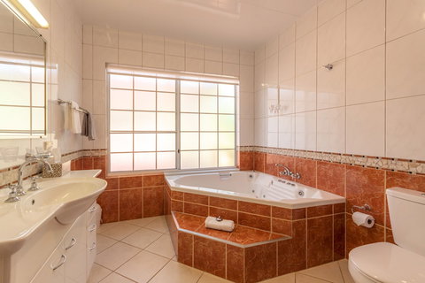 Birds 'n' Bloom Cottages - QLD Tourism 3