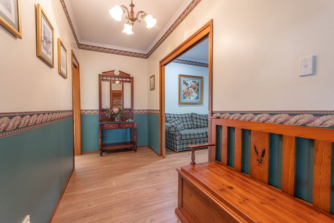 Birds 'n' Bloom Cottages - QLD Tourism 0