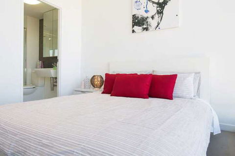 C3CBD Melbourne Apartment - Queensland Tourism 6