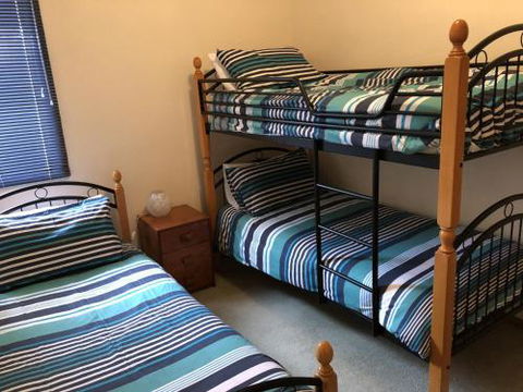 Unit 2 Ballingalla Apartments - QLD Tourism 1