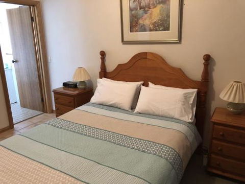 Unit 2 Ballingalla Apartments - QLD Tourism 4