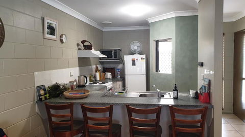 A City Retreat 2BR Apartment Reid Park Townsville - Queensland Tourism 6