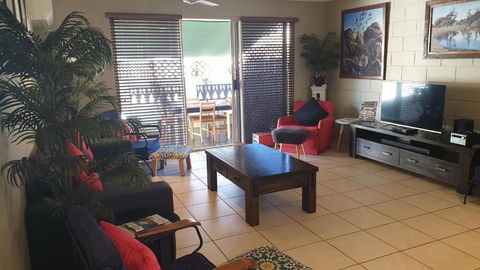 A City Retreat 2BR Apartment Reid Park Townsville - Queensland Tourism 5