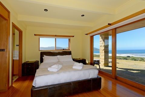 Cloudy Bay Villa - Queensland Tourism 3