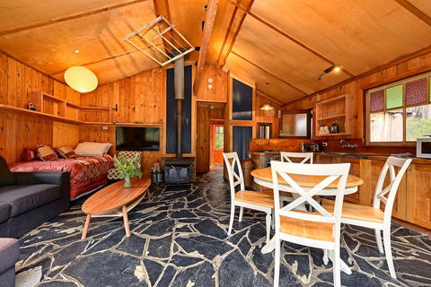 Saintys Creek Cottage - Queensland Tourism 6