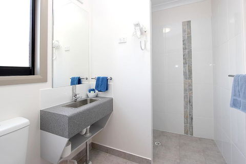 Reef Gardens Motel - Queensland Tourism 3