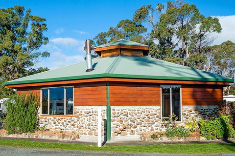 Snug Beach Cabin And Caravan Park - Queensland Tourism 4