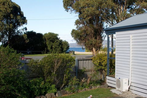 Snug Beach Cabin And Caravan Park - Queensland Tourism 2
