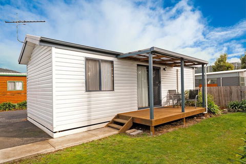Snug Beach Cabin And Caravan Park - Queensland Tourism 1