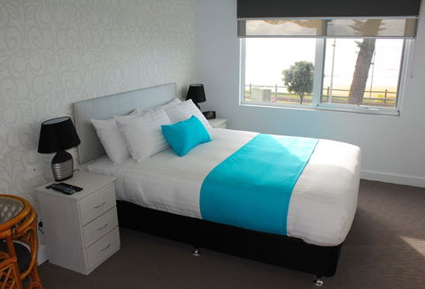 Beach Hotel - QLD Tourism 6