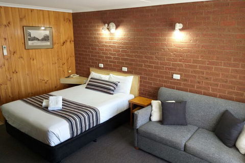 Country Mile Motor Inn - QLD Tourism 7