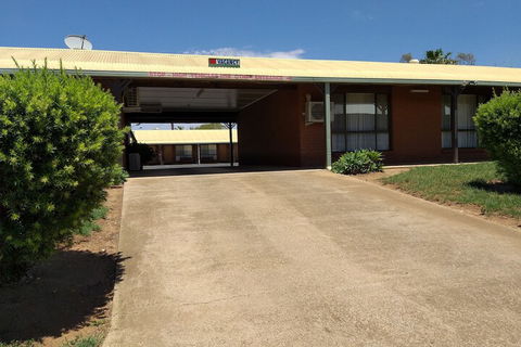 Country Mile Motor Inn - QLD Tourism 1
