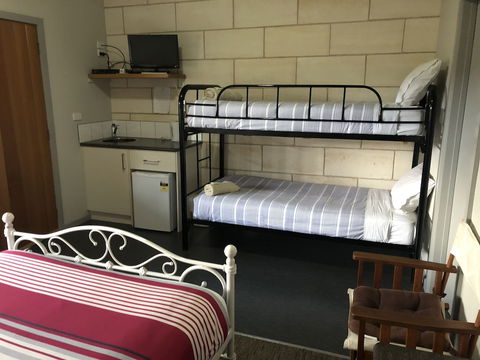 Port Campbell Guesthouse & Flash Packers - Queensland Tourism 1
