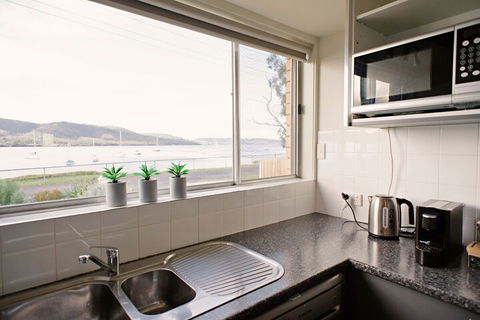 Waterfront Holiday Home Esplanade 54 - Queensland Tourism 5